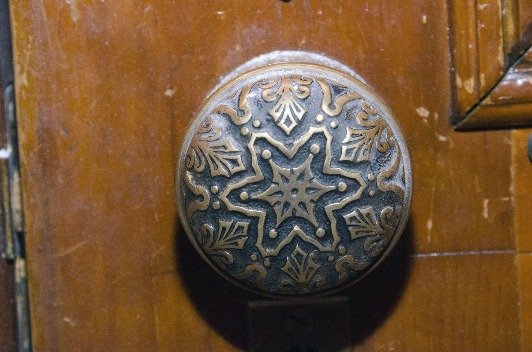 Hidden door knob